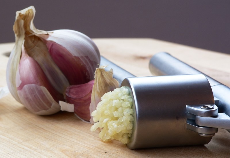 Pressing garlic from Lee Kindness / CC BY-SA (http://creativecommons.org/licenses/by-sa/3.0/)