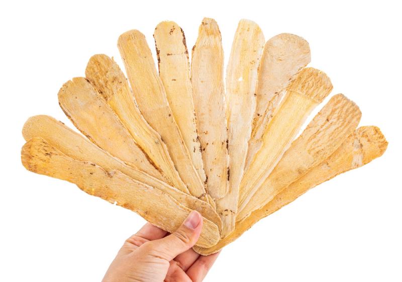 Holding astragalus root slices