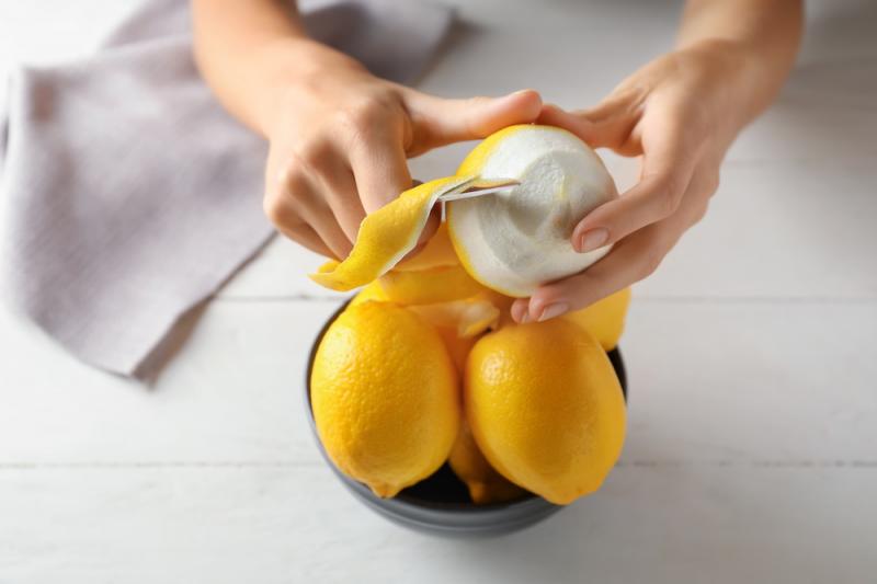 Peeling lemons